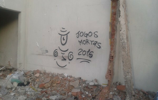 Letras na parede de uma das comunidades ameaçadas redefinem Jogos Olímpicos de 2016 como Jogos Mortais (Foto: Reprodução/Shift)