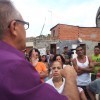 Pedro Fortunato, morador da Comunidade da Paz, passa informe aos moradores (Foto: Valter Costa/Reprodução)