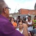 Pedro Fortunato, morador da Comunidade da Paz, passa informe aos moradores (Foto: Valter Costa/Reprodução)