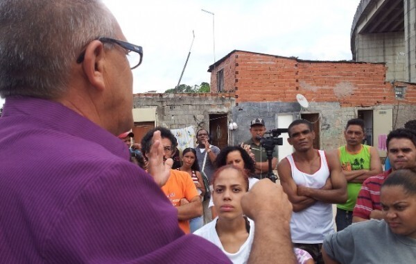 Pedro Fortunato, morador da Comunidade da Paz, passa informe aos moradores (Foto: Valter Costa/Reprodução)