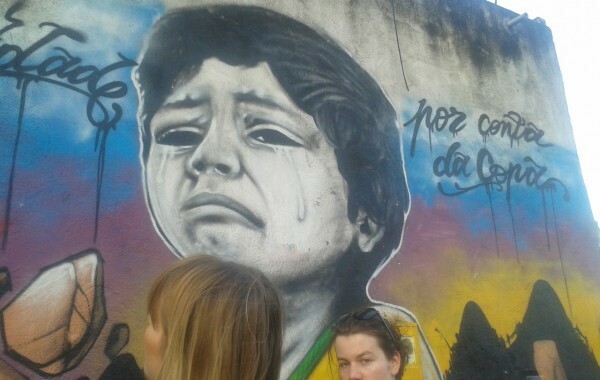 Grafite de um menino chorando na comunidade Metrô-Mangueira. Arte foi inspirada em uma famosa capa do Jornal da Tarde após a derrota do Brasil em 1982. (Foto: Reprodução/Shift)