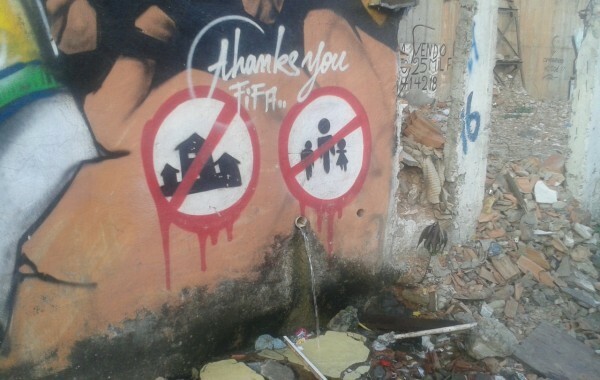 Arte na parede da comunidade Metrô-Mangueira agradece ironicamente à Fifa pela remoção de suas casas (Foto: Reprodução/Shift)