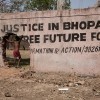 Um garoto se apoia no muro que rodeia a fábrica da Union Carbide, em Bhopal, abandonada há 25 anos, desde o desastre em 1984. As crianças da região costumam brincar no terreno, apesar dos perigos de contaminação química. Foto: David Graham/Bhopal Medical Appeal.