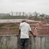 Morador de Itaquera observa as obras do entorno do futuro estádio do Corinthians (Foto: Saulo Tomé)