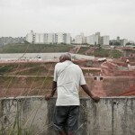 Morador de Itaquera observa as obras do entorno do futuro estádio do Corinthians (Foto: Saulo Tomé)