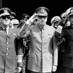 Pinochet, ao centro