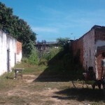 Entre duas casas do Bairro da Manga, moradores observam ao fundo as obras. Já há reclamações do entulho que se acumula no quintal das pessoas (Foto: Márcio Camilo/Comitê Popular da Copa em Cuiabá)
