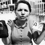 Moradora do Rio de Janeiro protesta contra a realização dos megaeventos na capital fluminense (Foto: Reprodução/Dossiê Megaeventos e Violações de Direitos Humanos no Rio de Janeiro)