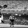 Dadá é o maior artilheiro do planeta quando o assunto é gols de cabeça. Na foto, ele mostra o talento diante do Botafogo (Foto: Reprodução)