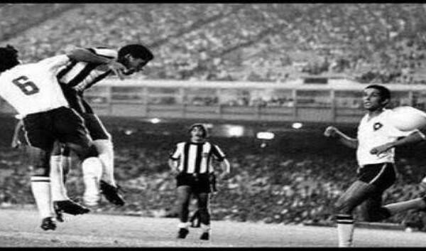 Dadá é o maior artilheiro do planeta quando o assunto é gols de cabeça. Na foto, ele mostra o talento diante do Botafogo (Foto: Reprodução)