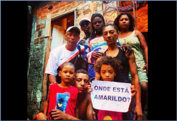 A família de Amarildo segura cartaz perguntando pelo seu paradeiro