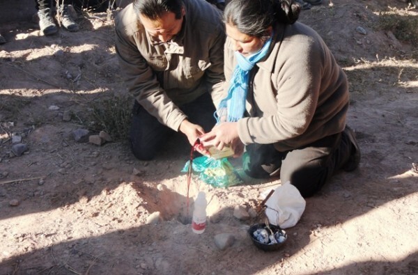 Raul e Liliana realizam o ritual de agradecimento à terra, Pacha, pedindo benção para realizar o intercâmbio com os integrantes da Rota Inca 2013 (1)