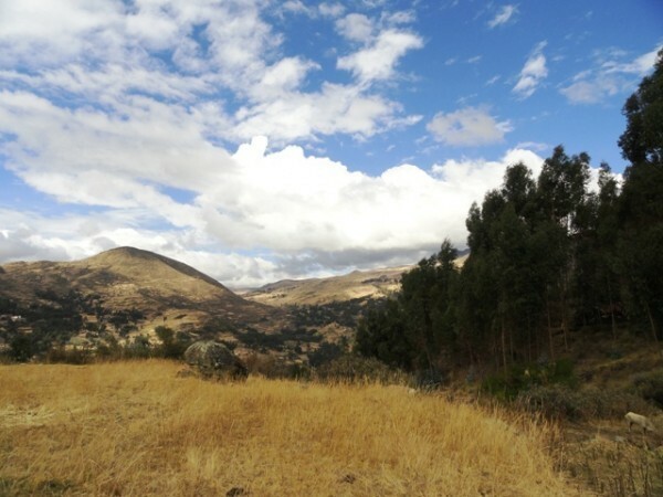 Do alto da plantação de feijão, a dez minutos de sua casa, a vista do vale em que está a comunidade de Amaru