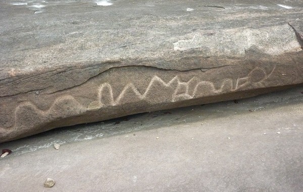 Petróglifos como este estão sendo alvos de depredação e até furtos (Foto: Ivani Faria)