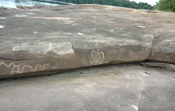 A coloração mais clara da rocha é indício de depredação (Foto: Ivani Faria)