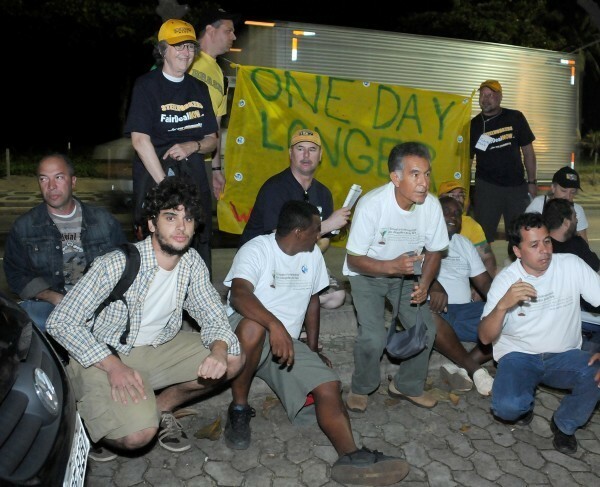 Manifestantes posam para agente que está se passando por jornalista, nos protestos dos Atingidos pela Vale em frente à casa do presidente d