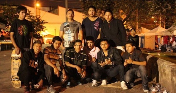 Denílson e outros adolescentes reunidos num domingo na feira da Kantuta, ponto de encontro da comunidade boliviana em São Paulo.