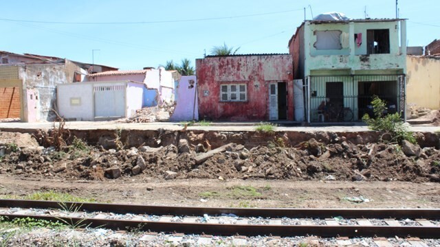 Traçado do VLT deveria seguir antigo ramal da RFFSA, mas passa pelo meio de várias comunidades (Foto: Roger Pires/ Comitê Popular da Copa de Fortaleza)