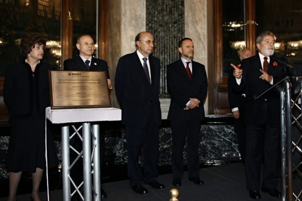 Inauguração do escritório do BNDES em Londres pelo ex-presidente Lula. No canto esquerdo, a atual presidenta da república, ao lado de Luciano Coutinho. Foto: Divulgação Governo Federal