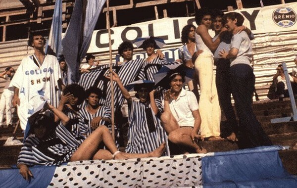 Usando túnicas com as cores do grêmio, a Coligay inovava no jeito de torcer (Foto: Reprodução/Acervo Imortal Tricolor)
