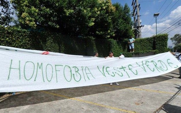 Torcedores assumem homofobia em protesto contra a contratação do volante e lateral Richarlyson. (Foto: Reprodução/Impedimento.org)