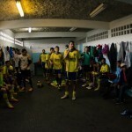 Jogadores do Mauaense se preparam para enfrentar o time da Sapesp. Na base da pirâmide do futebol, a realidade é outra (Foto: Renato Leite Ribeiro)