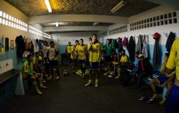 Jogadores do Mauaense se preparam para enfrentar o time da Sapesp. Na base da pirâmide do futebol, a realidade é outra (Foto: Renato Leite Ribeiro)