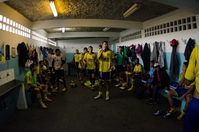Jogadores do Mauaense se preparam para enfrentar o time da Sapesp. Na base da pirâmide do futebol, a realidade é outra (Foto: Renato Leite Ribeiro)