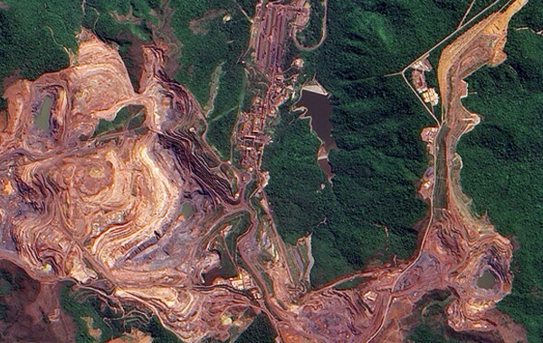 Mina de Carajás, da Vale, vista de satélite em 2009. Extração de minério recebeu seguidos investimentos do BNDES, assim como a estrada de ferro e o complexo logístico de embarque atrvés do Maranhão.