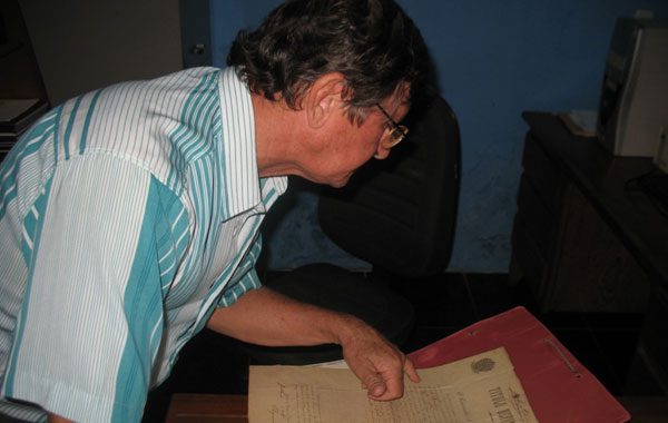 Nelson Vanazzi mostra um documento emitido pelo governo do Estado do Amazonas, em 1908. (Foto: Alceu Castilho)