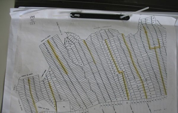 Documento mostra o loteamento em Humaitá (Foto: Alceu Castilho)