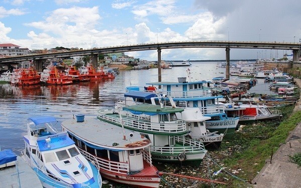 Barcos à margem do igarapé de Educandos. Ao funto, rio Negro. (Foto: Valter Calheiros)