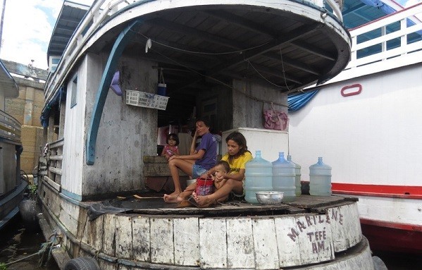 Eliane Nascimento que vive com sua família em um barco no Igarapé de Educandos. (Foto: Elaíze Farias)
