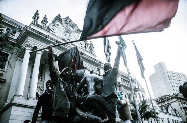 Black blocks em protesto em São Paulo, 25/01/2014 (Foto: NINJA)