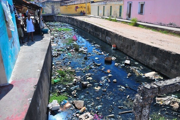 Afluente do rio Paraíba, o Canal treze de Maio, em Itabaiana (PB), recebe esgotos domésticos sem tratamento. Município não tem rede de esgotos (Foto: Mano de Carvalho)