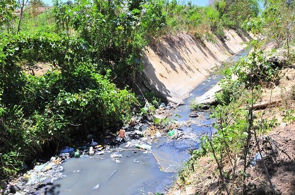 Em Monteiro (PB), canal de esgotos pluviais recebe esgoto direto de residências e despeja o dejeto bruto no rio Paraíba (Foto: Mano de Carvalho)