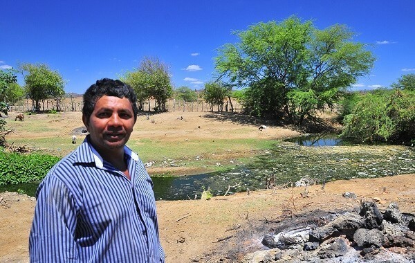 Everaldo Bezerra, gerente da fazenda onde mora às margens do rio Paraíba, reclama do excesso de insetos e do mau cheiro. (Foto: Mano de Carvalho)