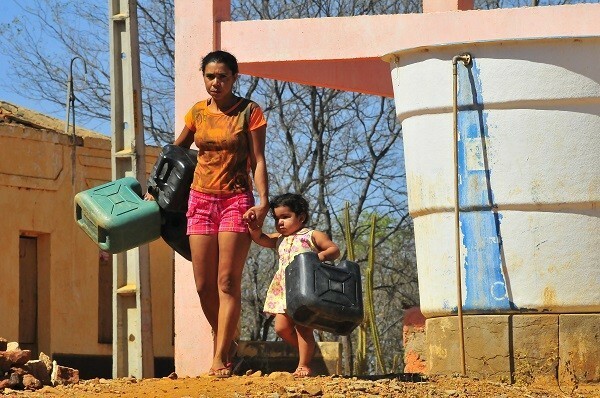  Desalentados pela seca, moradores de cidades do Sertão nordestino aguardam a chegada das águas da transposição (Foto: Mano Carvalho)