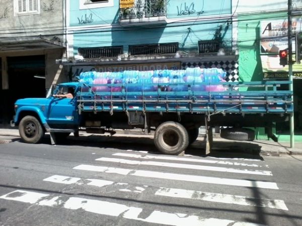 Caminhão com garrafões expostos ao sol no Catumbi, Rio: calor pode soltar componentes do plástico na água (Foto: Anne Vigna)