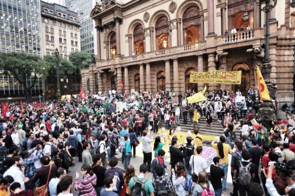 Manifestantes se reúnem no Theatro Municipal de São Paulo no quarto ato contra o aumento da tarifa de ônibus no ano passado. Foto: NINJA
