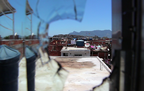 Na Maré, gravar na rua com câmera não é fácil, pois sempre pode atrapalhar o tráfico. (Foto: Patrick Vanier)