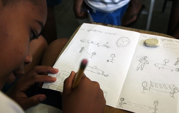 Falar é denunciar: quando pedimos para as crianças da turma da tarde desenharem o dia-dia deles, a professor, Eliane, achou uma boa ideia. A assistência social da escola, a Françis Roberta, aceitou que levássemos os desenhos, portanto, tirando o nome das crianças. (Foto: Patrick Vanier)