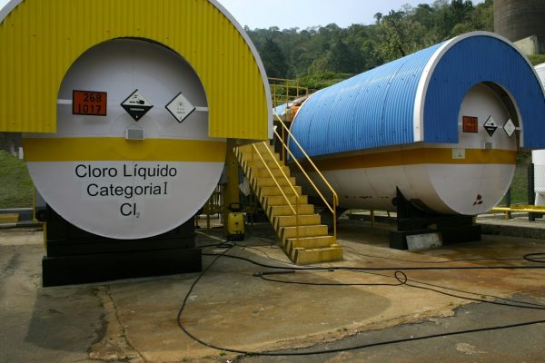 Tanques com cloro e outros produtos químicos usados para tornar a água potável (Foto: Anne Vigna)