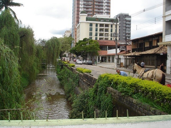 : Em 2001, passeatas da população local pela preservação das águas mobilizaram a cidade que ainda tem boa parte de sua economia voltada para o turismo (Foto: Marina Almeida)