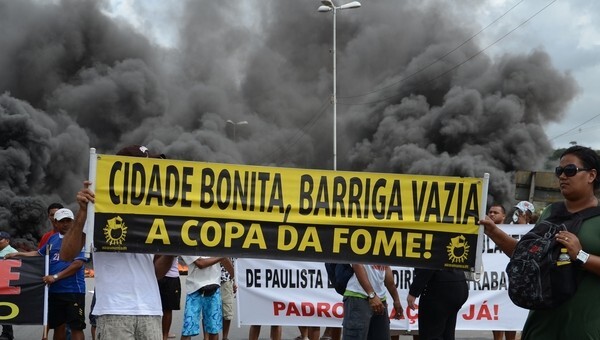 Ambulantes protestam pelo direito de vender comidas e bebidas no entorno dos estádios em Recife, durante a Copa do Mundo (Foto: Victor Soares/Leia Já Imagens/Estadão Conteúdo)