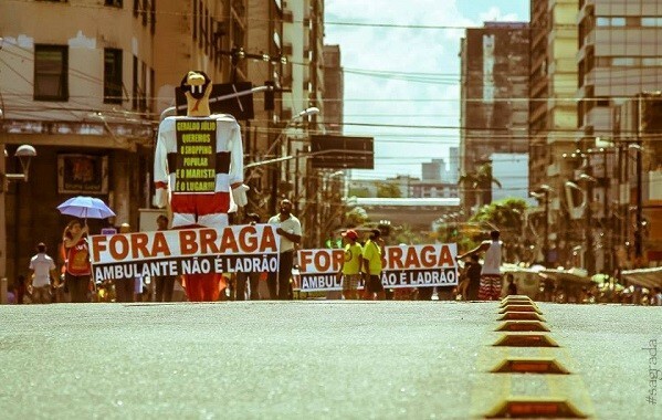 Protesto de trabalhadores ambulantes no dia 11 de abril de 2014 pede a saída do secretário de Mobilidade e Controle Urbano, João Braga. (Foto: Facebook Sintraci)