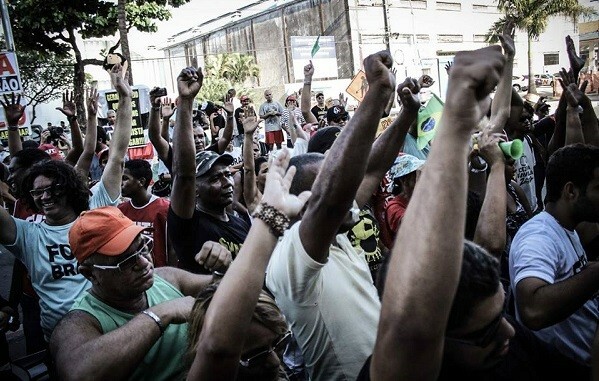 Trabalhadores ambulantes protestam em Recife (Foto: Facebook Sintraci)